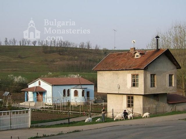 Айдемирски манастир - Манастирският двор (Снимка 2 от 11)