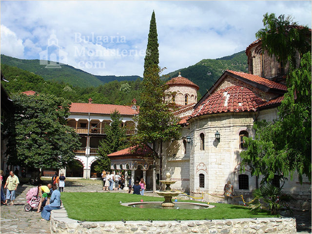 Бачковски манастир  - Дворът (Снимка 26 от 30)
