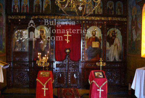 Чепински манастир - Иконостасът в църквата (Снимка 4 от 11)