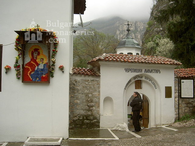 Черепишки манастир - Манастирският вход (Снимка 14 от 29)
