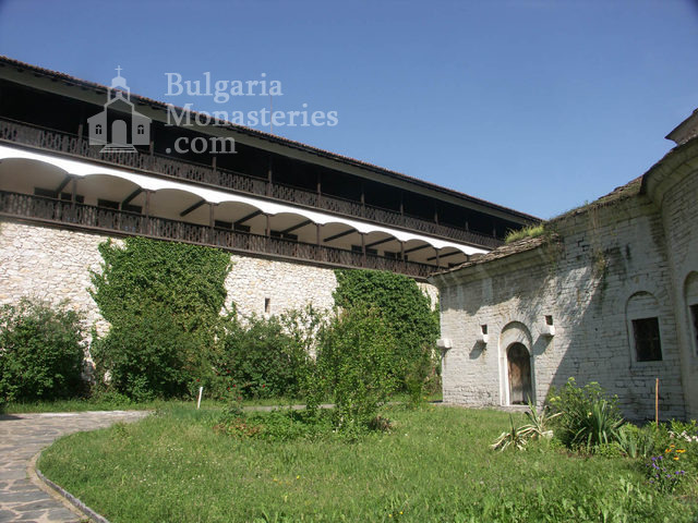 Горноводенски манастир - Манастирският двор (Снимка 4 от 20)