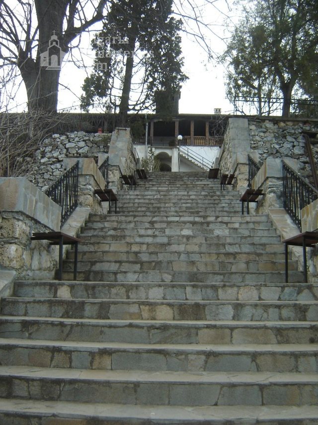 Кукленски манастир - Стълбите към жилищните сгради (Снимка 10 от 27)