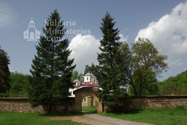 Лопушански манастир - Манастирските порти (Снимка 11 от 23)