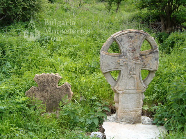 Маломаловски манастир - Кръстове пред църквата (Снимка 5 от 17)