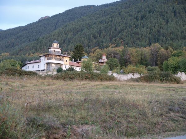 Ресиловски манастир - Манастирът от вън (Снимка 2 от 29)