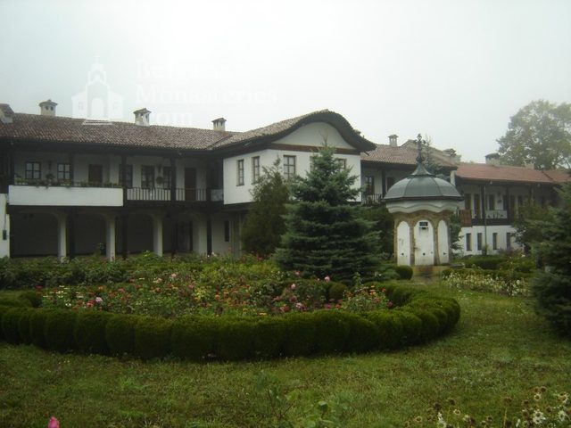Соколски манастир (Снимка 2 от 40)