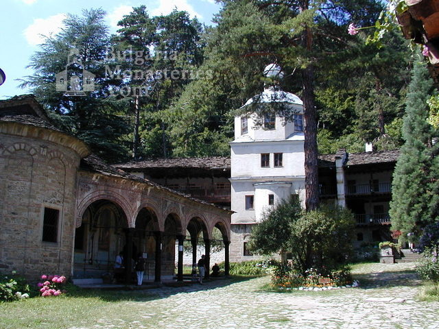 Троянски манастир - Вътрешен двор (Снимка 7 от 50)