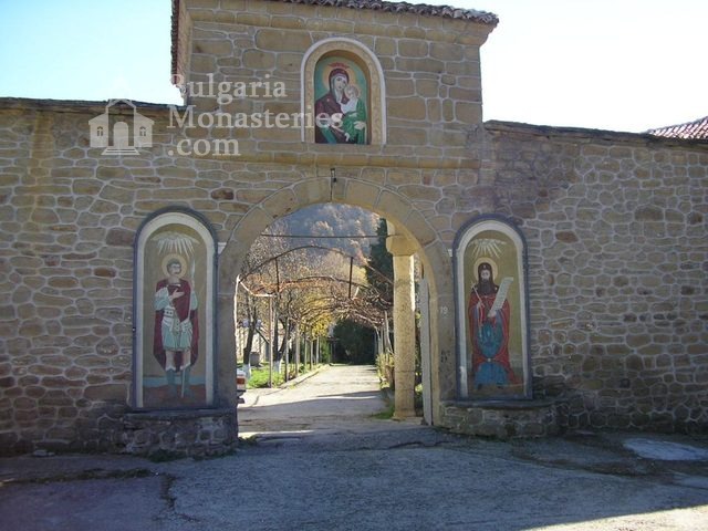 Kilifarevo Monastery - The entrance of the monastery (Picture 19 of 23)