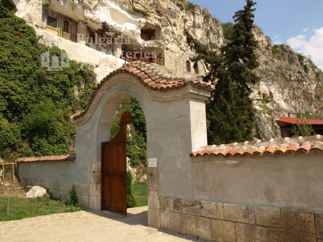Басарбовски манастир -  Входът на манастира (Снимка 3 от 34)