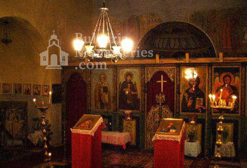 Горнобански манастир - Иконостасът в църквата (Снимка 2 от 5)