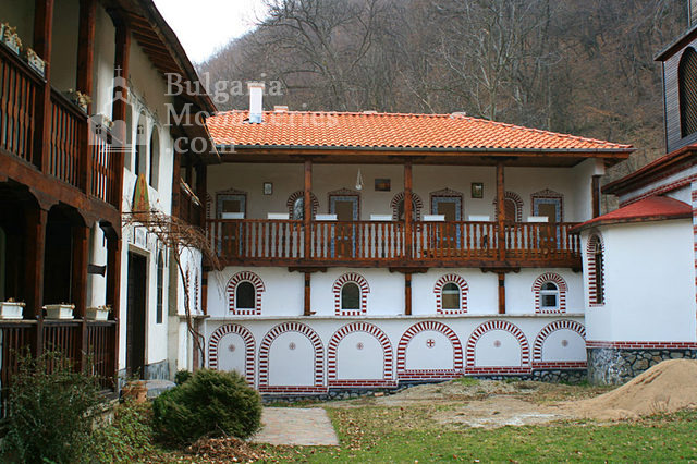 Кокалянски манастир - Вътрешният двор (Снимка 16 от 20)