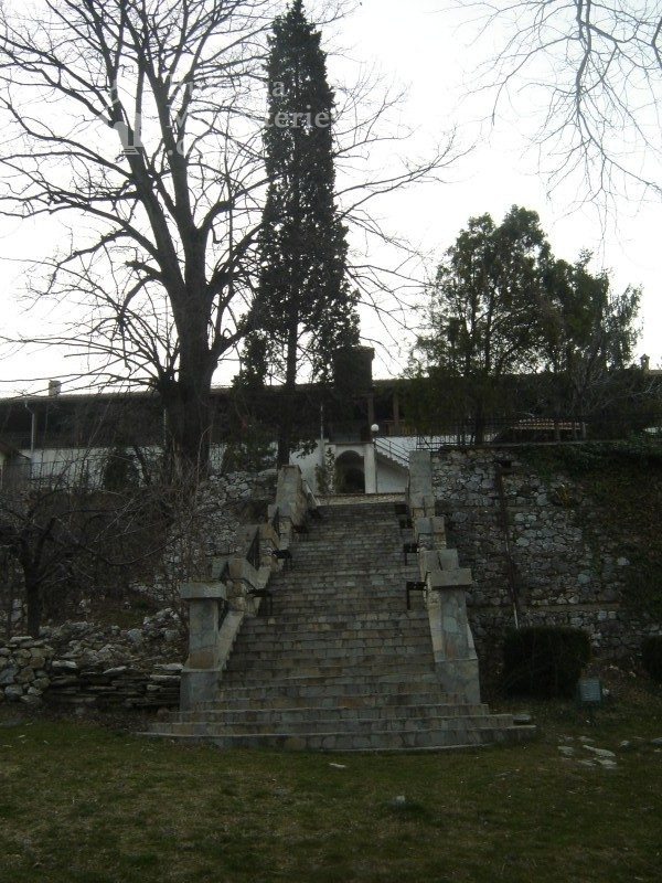 Кукленски манастир - Стълбите към жилищните сгради (Снимка 15 от 27)