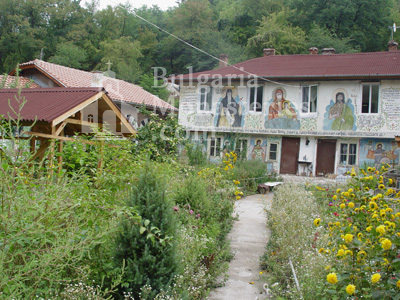 Курилски манастир - Манастирският двор (Снимка 4 от 21)