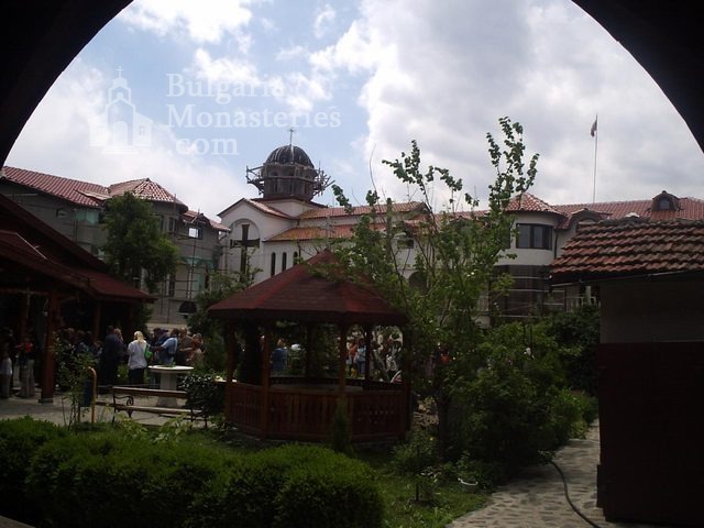 Обрадовски манастир - Манастирският двор (Снимка 4 от 18)