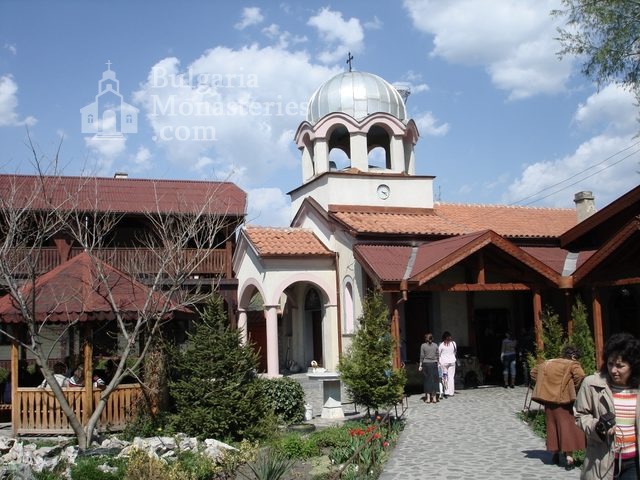 Обрадовски манастир - Манастирският двор (Снимка 7 от 18)