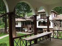 Осеновлашки манастир - Манастирският двор