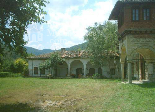 Плаковски манастир - Манастирският двор (Снимка 9 от 12)