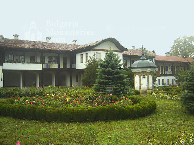 Соколски манастир - Дворът на манастира (Снимка 6 от 40)