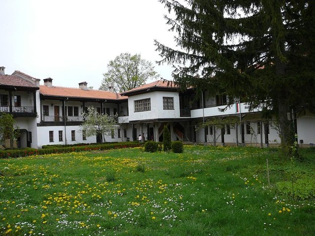 Соколски манастир - Дворът на манастира (Снимка 15 от 40)