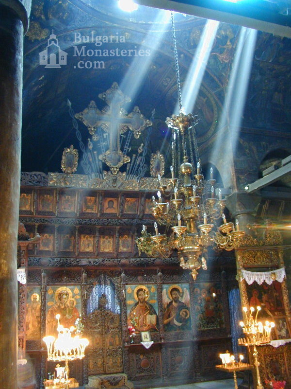 Троянски манастир - Жътрешността на църквата (Снимка 13 от 50)